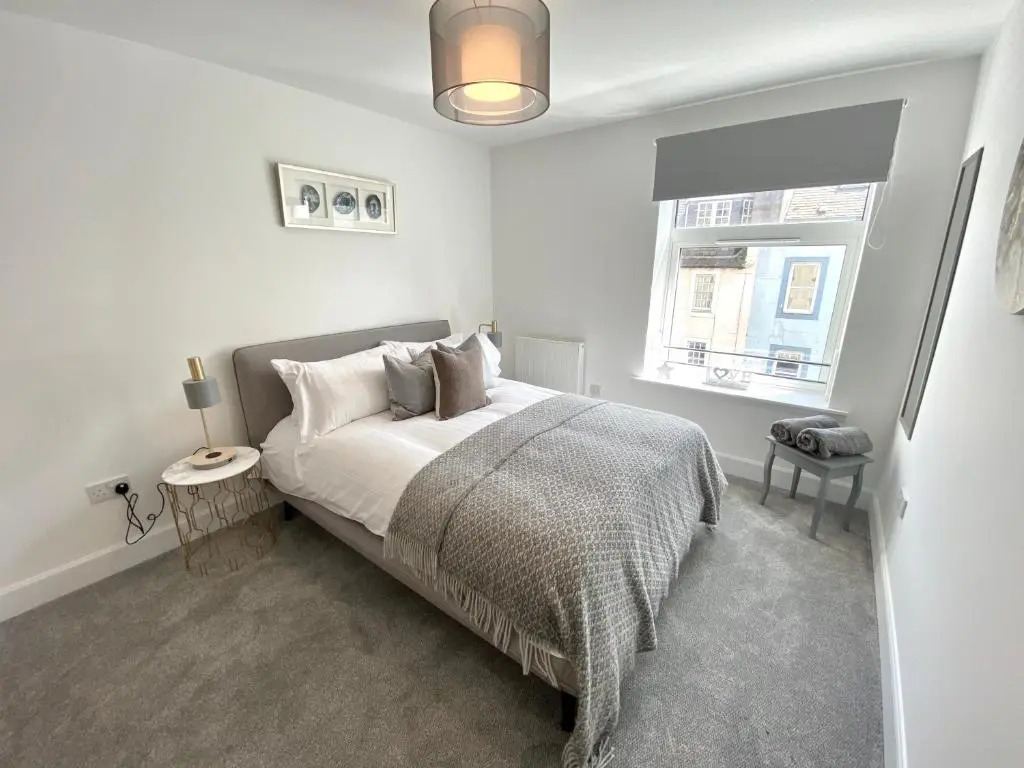 High Street, Stylish City Centre Apartment, 3 Bed