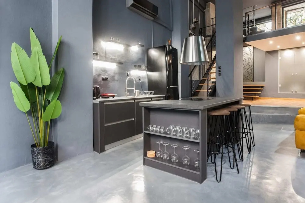 Modern Industrial Apt In Neos Kosmos