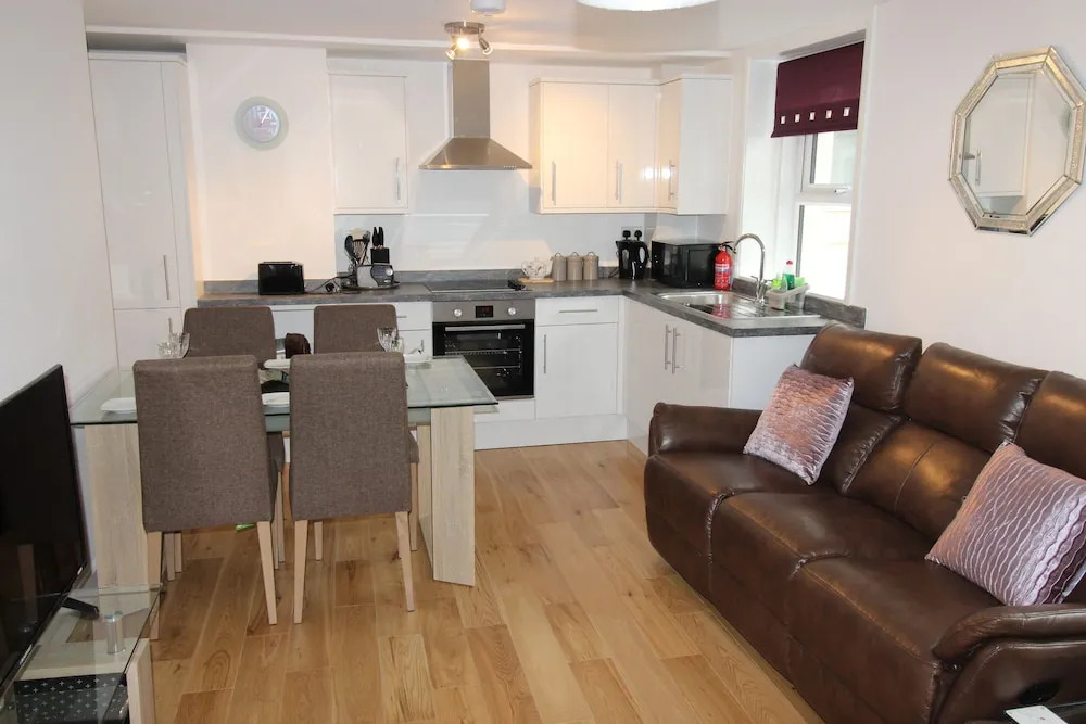 Modern two Bedroom Apartment Ideally Located