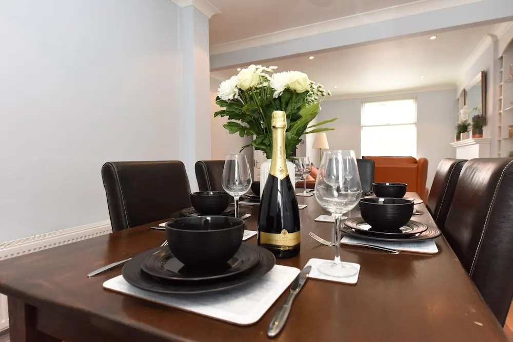 "Honeysuckle House Chester" by Greenstay Serviced Accommodation - Large 3 Bed House, Sleeps 6, Perfect For Contractors, Business Travellers, Families & Groups