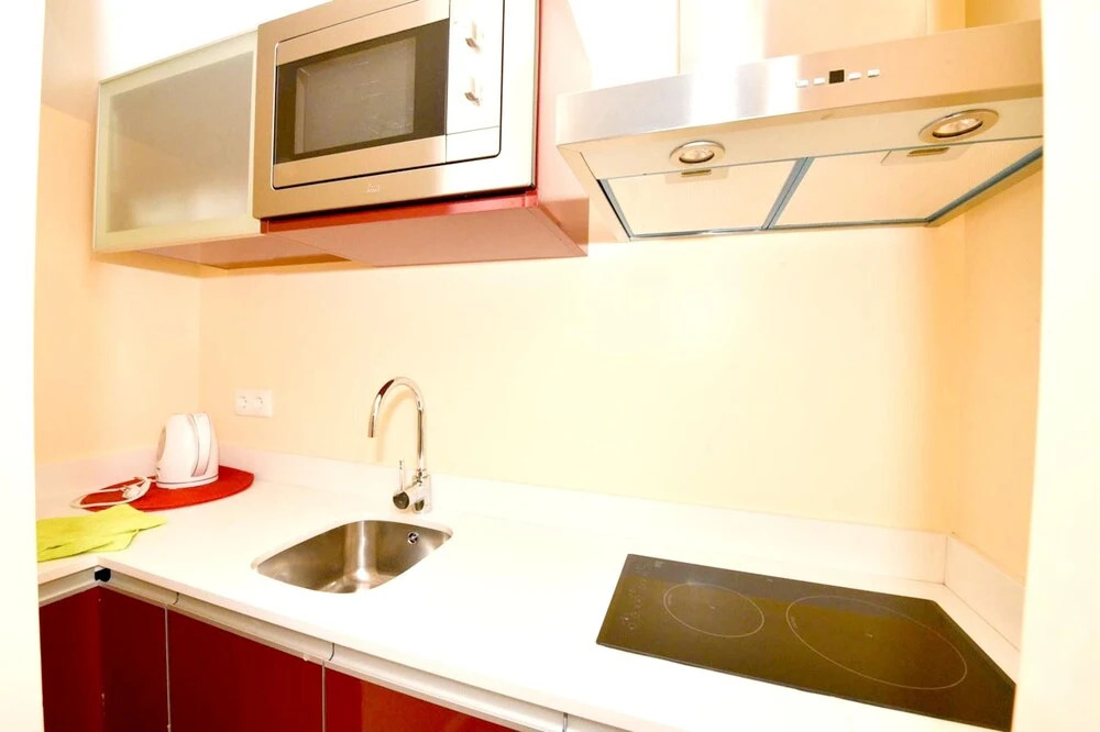 Studio in Caniço, With Shared Pool, Enclosed Garden and Wifi - 1 km From the Beach