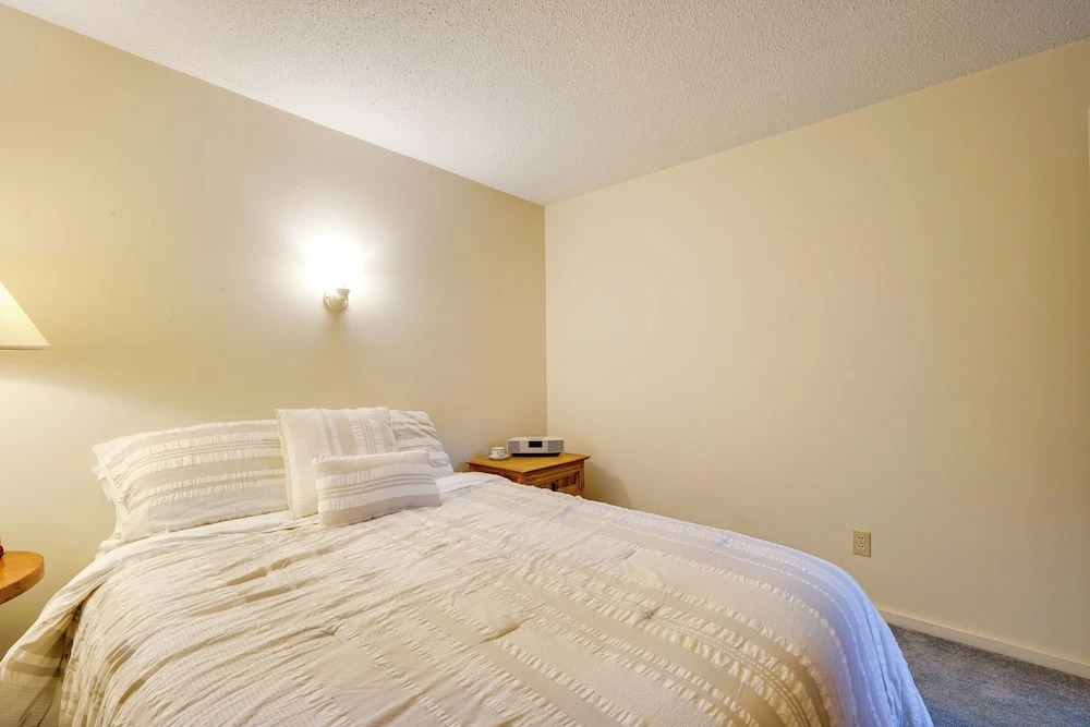 Dover Condo w/ Grill & Balcony: 3 Mi to Mt Snow!