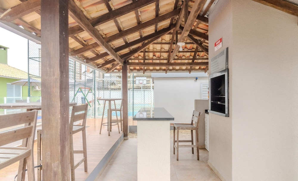Apt w/ BBQ & Balcony, 400m From the Beach Leaa0506