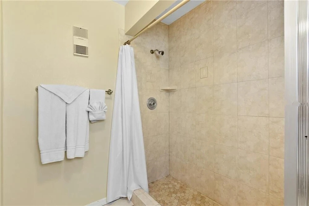 Sea Breeze 401 New! Amazing Beach Front/walk to John's Pass!