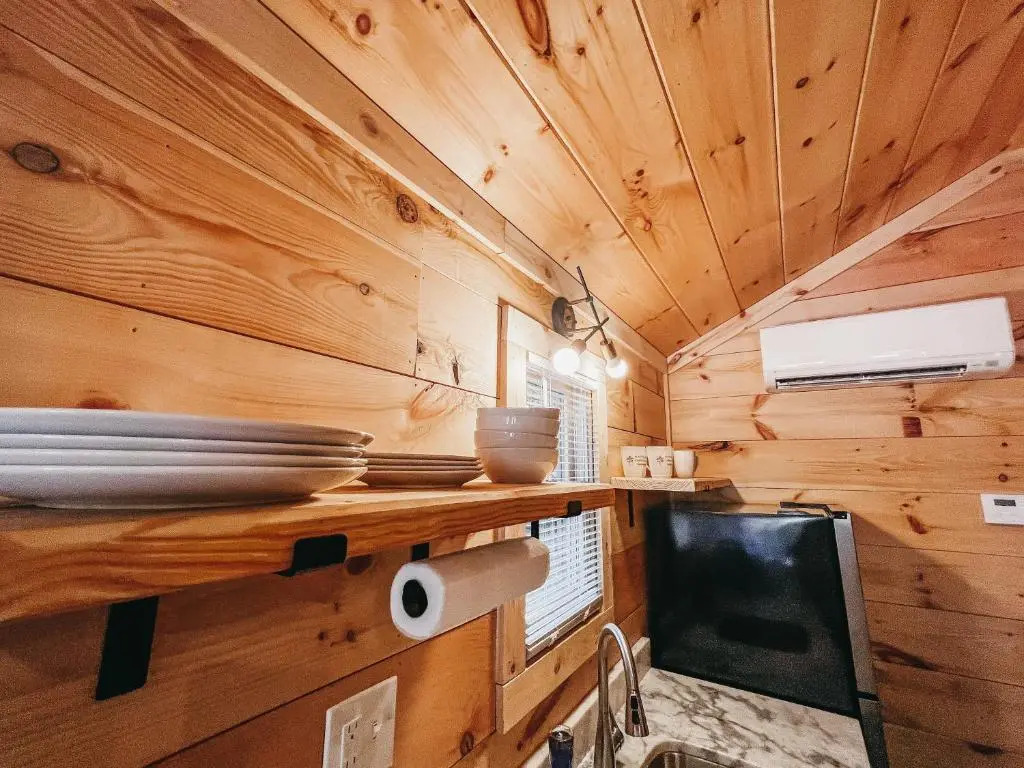 Adorable Studio Style Cabin Located Minutes From Lake Hartwell Cabin 8