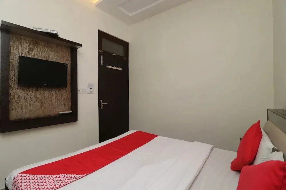 OYO 24723 Hotel Atul Palace