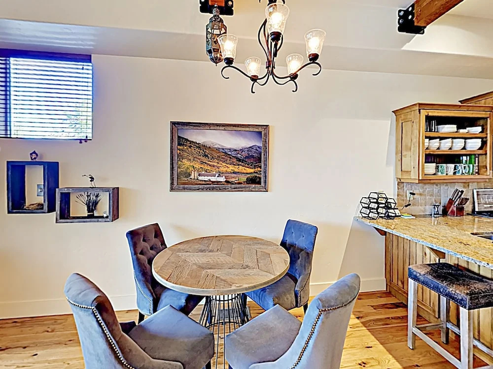 New Listing! Newpark Townhome W/ Hot Tub 2 Bedroom Townhouse