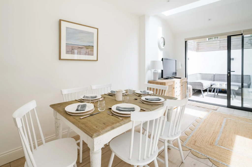 Spacious Three Bedroom Garden Flat Near Clapham Common by Underthedoormat