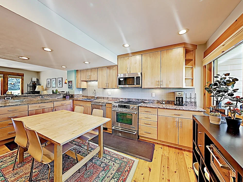 New Listing! Private Hot Tub, Walk To Sundance 2 Bedroom Condo