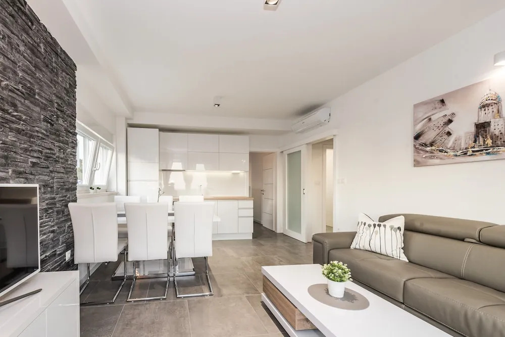 Villa Magnifica apartments with pool
