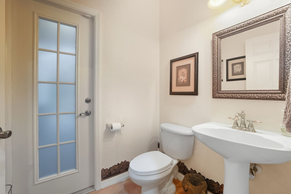 Charming 3br Oasis Comfort, Pool & Sunshine 3 Bedroom Home