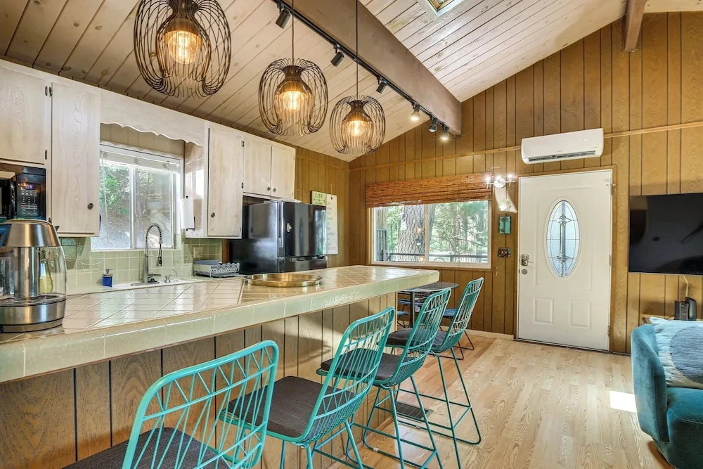 Overlooking Lake Gregory! Crestline Family Cabin
