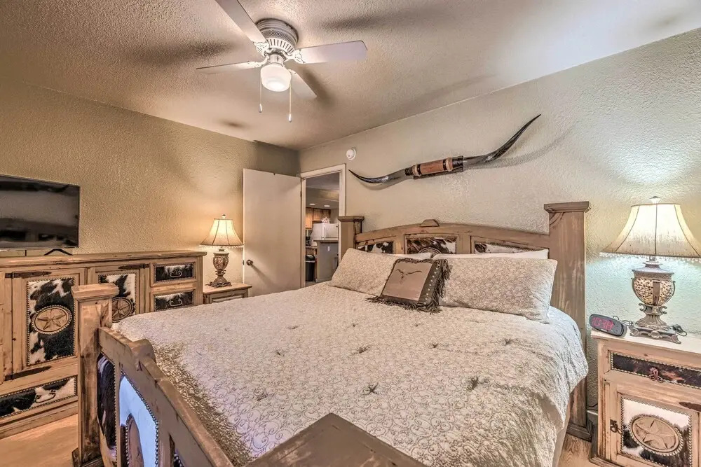 Pet-friendly Condo - 2 Mi to Ruidoso Downs!