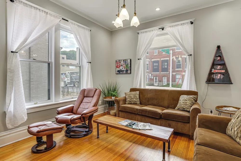 Walk Downtown: Inviting Historic Home in Dubuque!