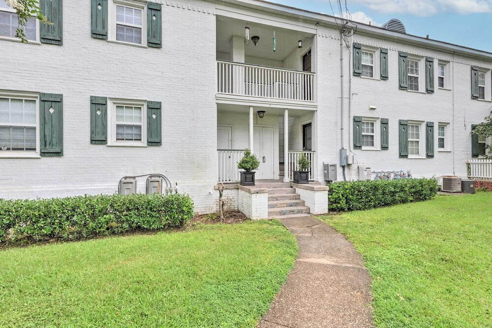 Cozy Mobile Condo w/ Community Outdoor Pool!