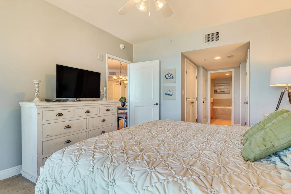Florida Resort Condo: Walk to Pensacola Beach!