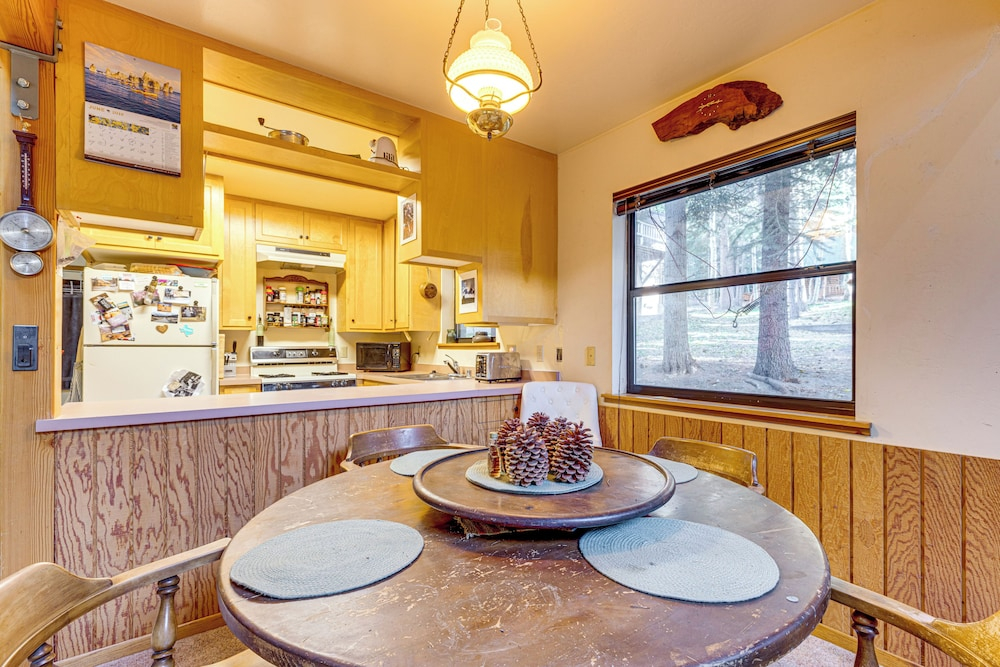 1 Mi to Skiing! Cabin Hideaway on June Lake Loop