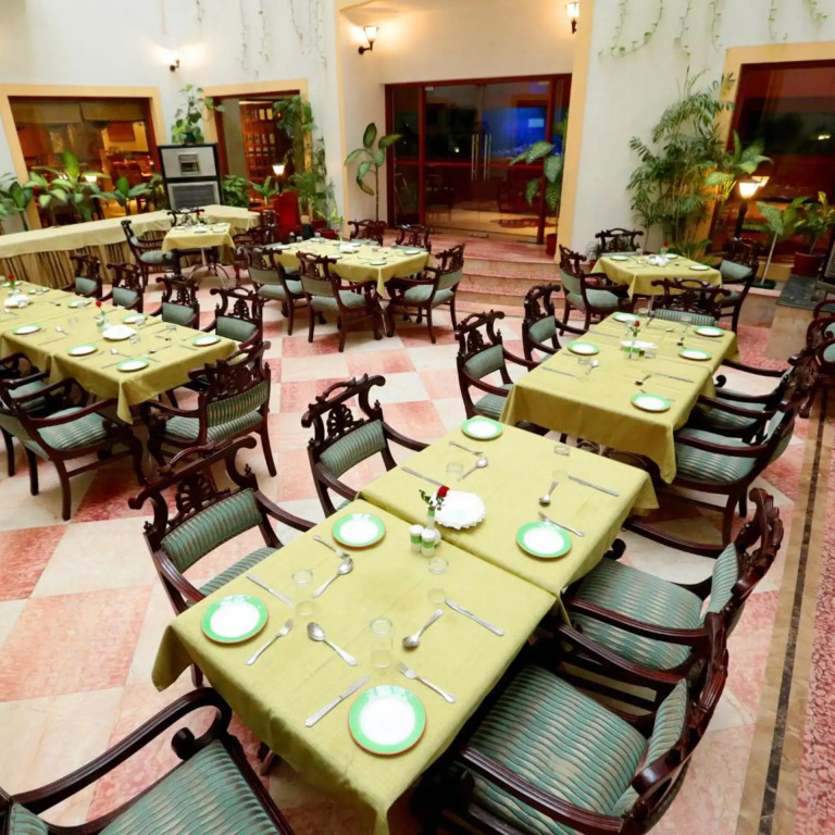 Hotel Meraden Grand