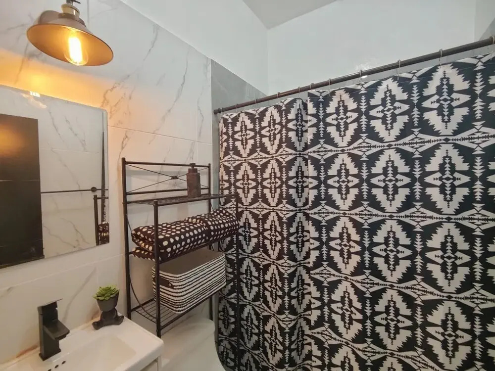 Beautiful 3bed 2bath new Home With Pool in Town