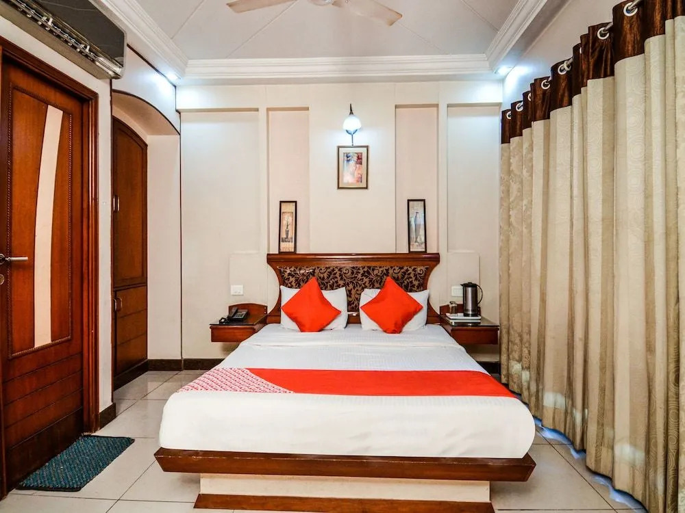 OYO 18484 Hotel Ratnawali