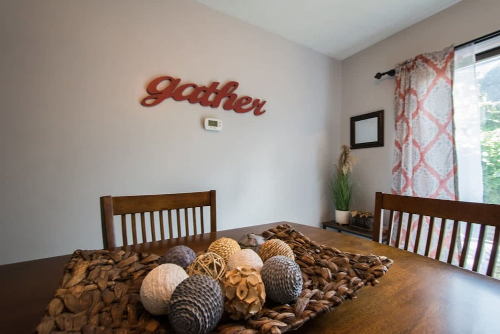 Charming 2BR Townhouse w Patio Walk to Main St