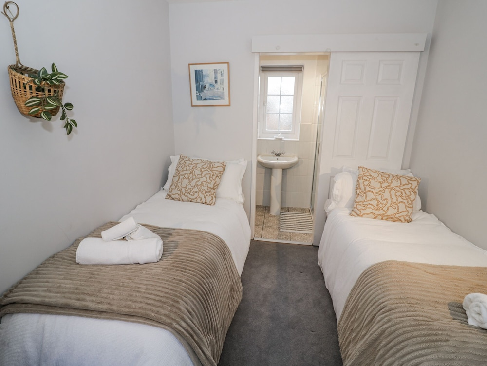 3 Leycester Court