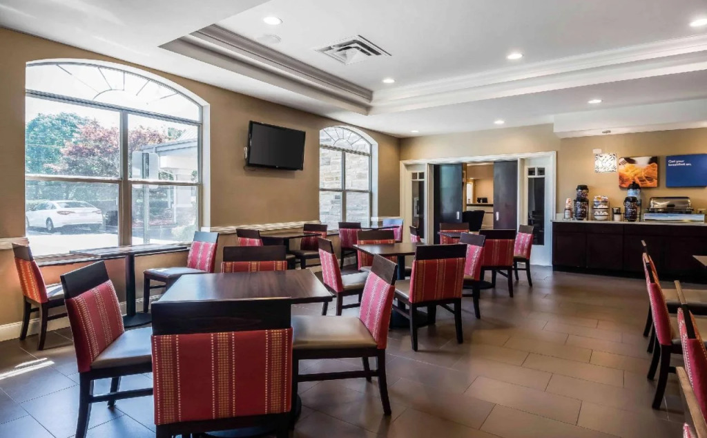 Comfort Inn & Suites near Six Flags