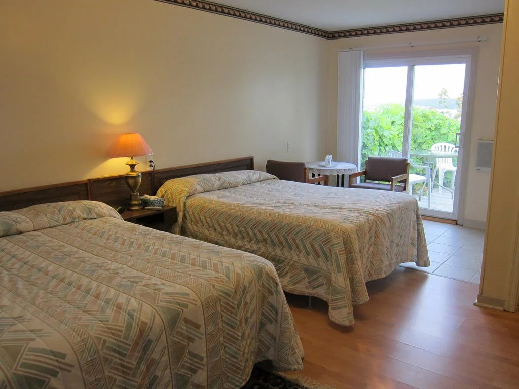 Baybreeze Motel & Cottages