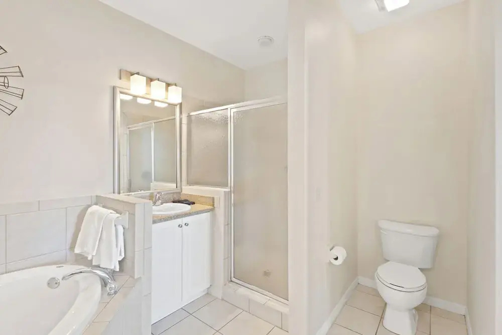 Genoa Vacation Rental: Stylish 2-BR Condo with Golf & Lake Views. Resort-Style Pool, Hot Tub, and Easy Access to Championship Golf. Minutes from Naples Beaches, 5th Avenue S, and Marco Island