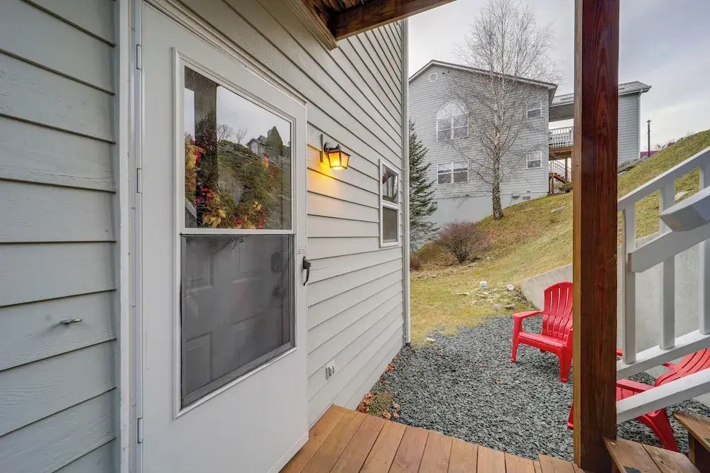 Cozy Condo w/ Balcony & Views in Beech Mountain!
