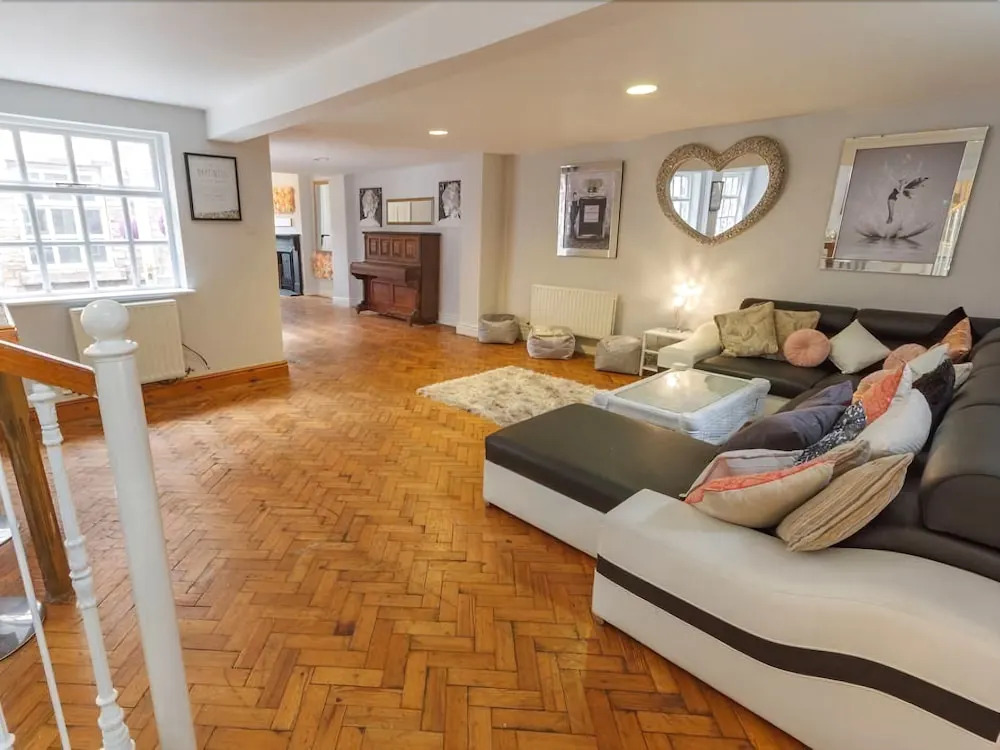 Liverpool Centre Sleeps 16 Stunning