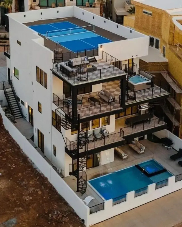 Pickleball Penthouse 10 Bedroom Home