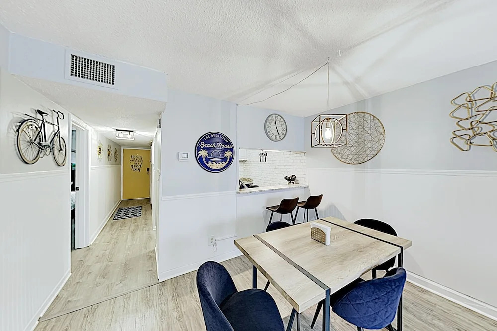 Updated Beach Condo W/ Pool - Steps To Sand! Condo