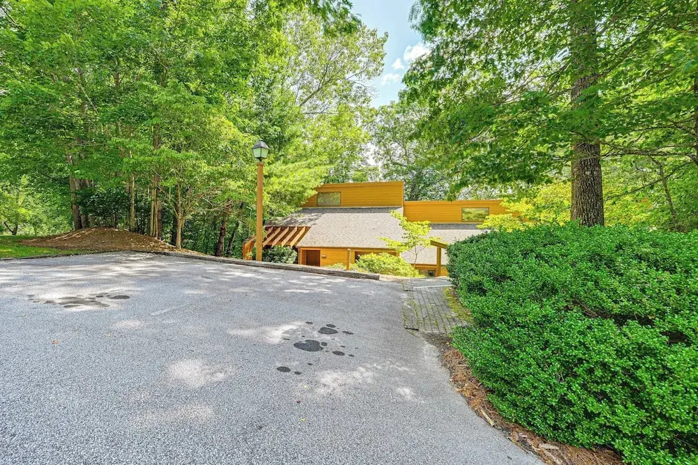 1 Mi to Fairfield Lake: Serene Sapphire Retreat