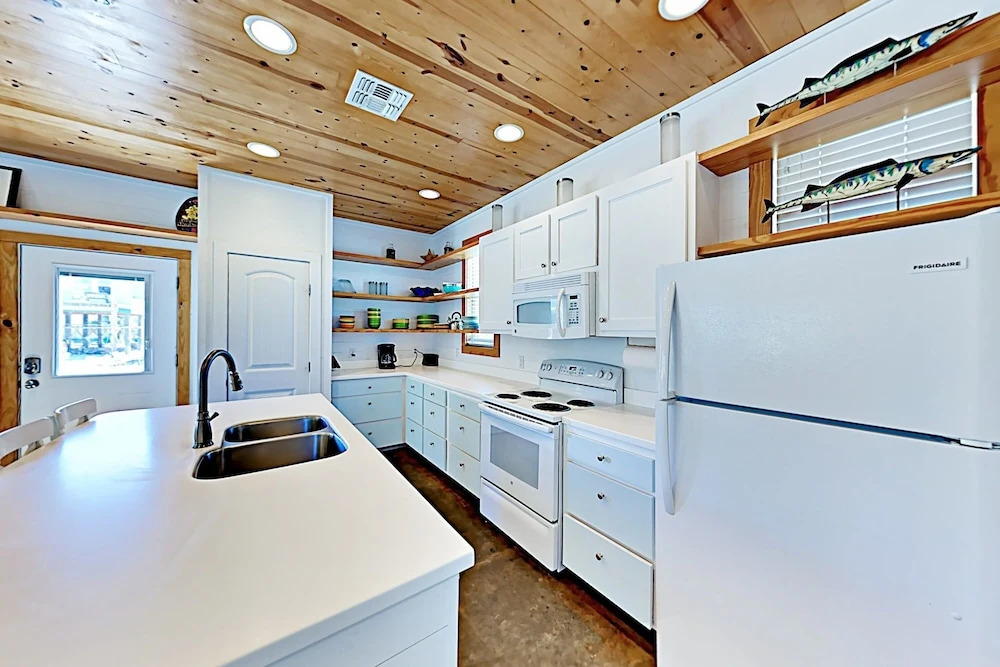 East Avenue Unit 8 - 4 Br home by RedAwning