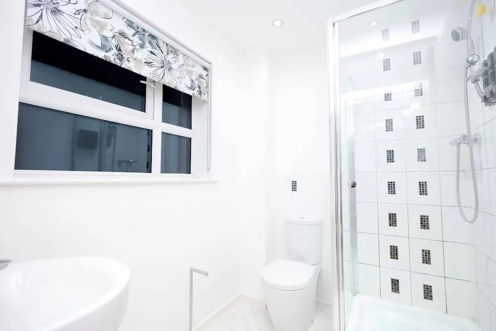 Cozy Place in Salford, Sleeps 8, 4 Bedroom, 5 Beds