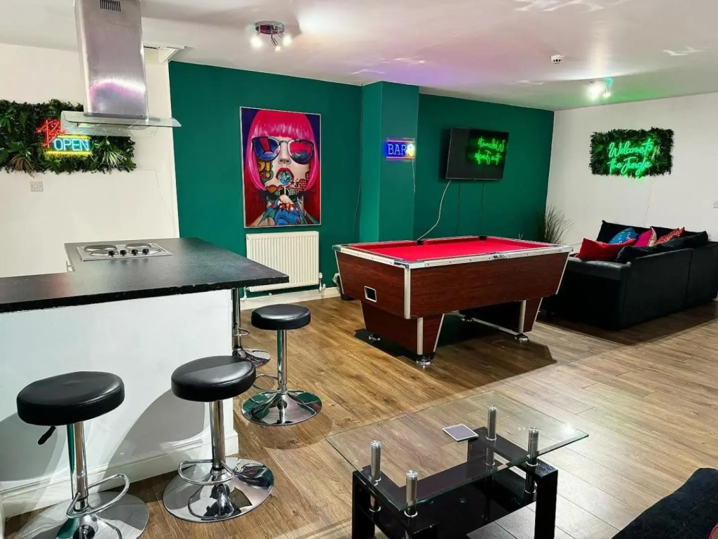 Liverpool City Centre - Spacious Duplex - 6 Bedrooms - Sleeps 14 People