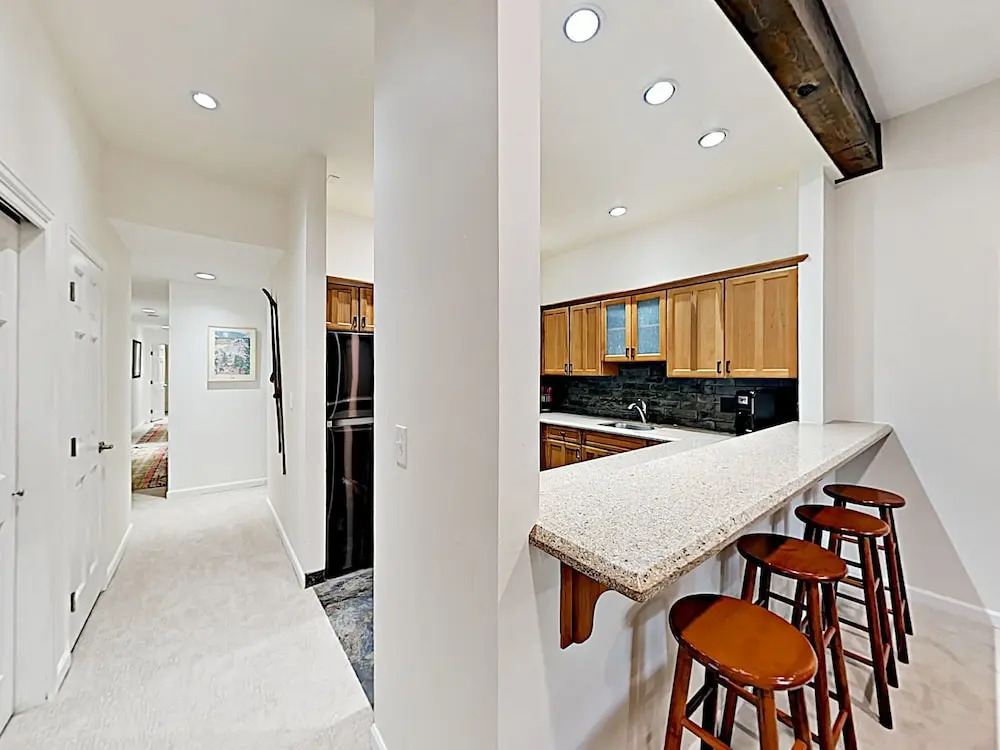 New Listing! Chic Getaway: Pool, Adjacent To Lake 3 Bedroom Condo