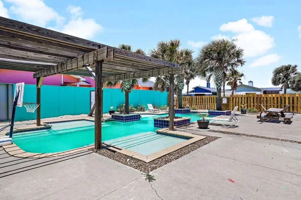 Beach  #2 3 Bedroom Condo by RedAwning