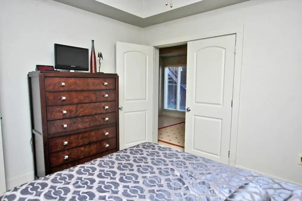 Emerald Greens 1102 - 1 Br condo