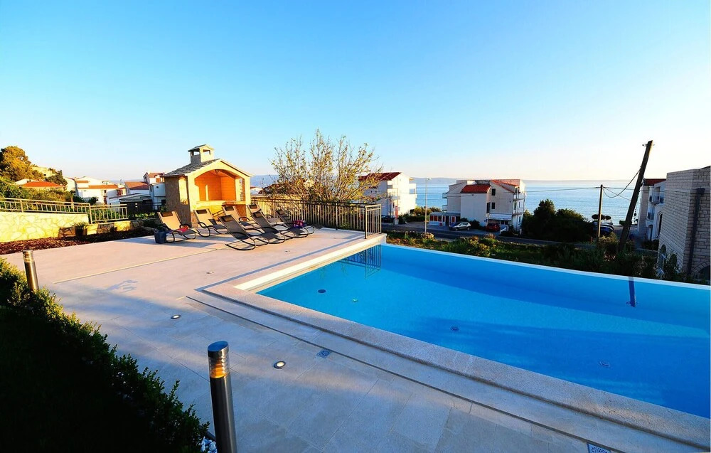 Beautiful Apartment in Podstrana With Sauna, Wifi and 2 Bedrooms