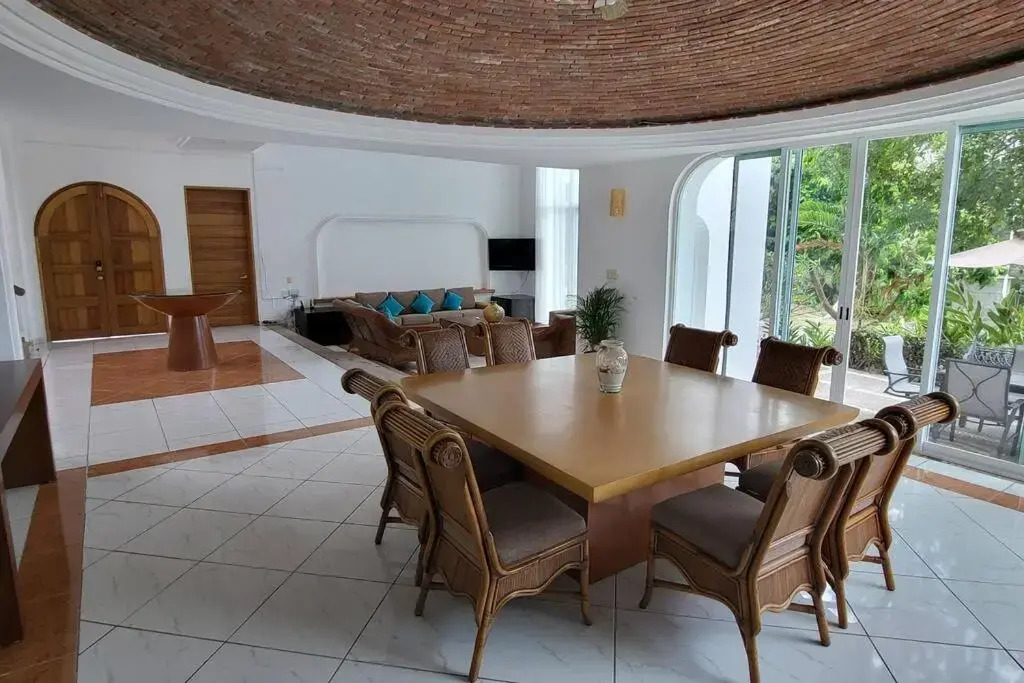 Heated Pool & Chef with Full Staff Included - 30 guest