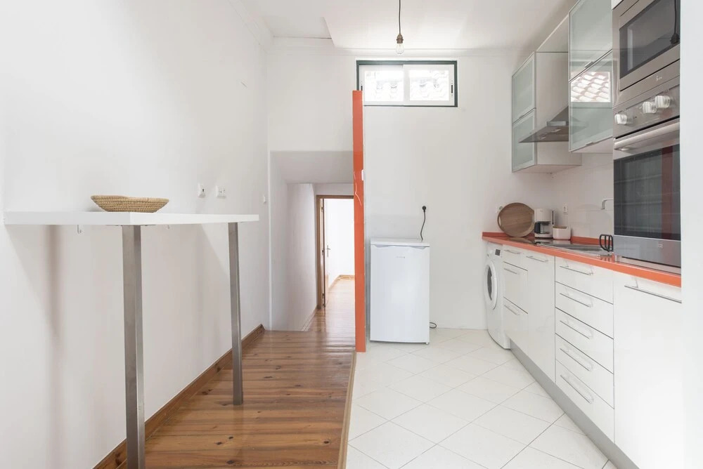 Bright and Airy Apt with balcony by LCH