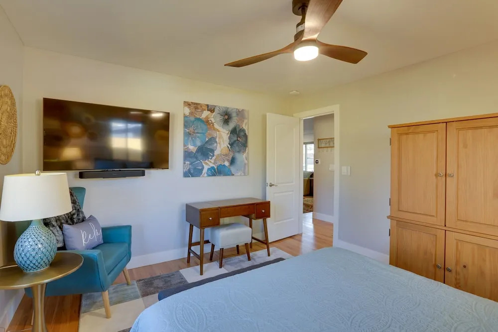 Private Hot Tub & Sauna: Saulsbury Guest House