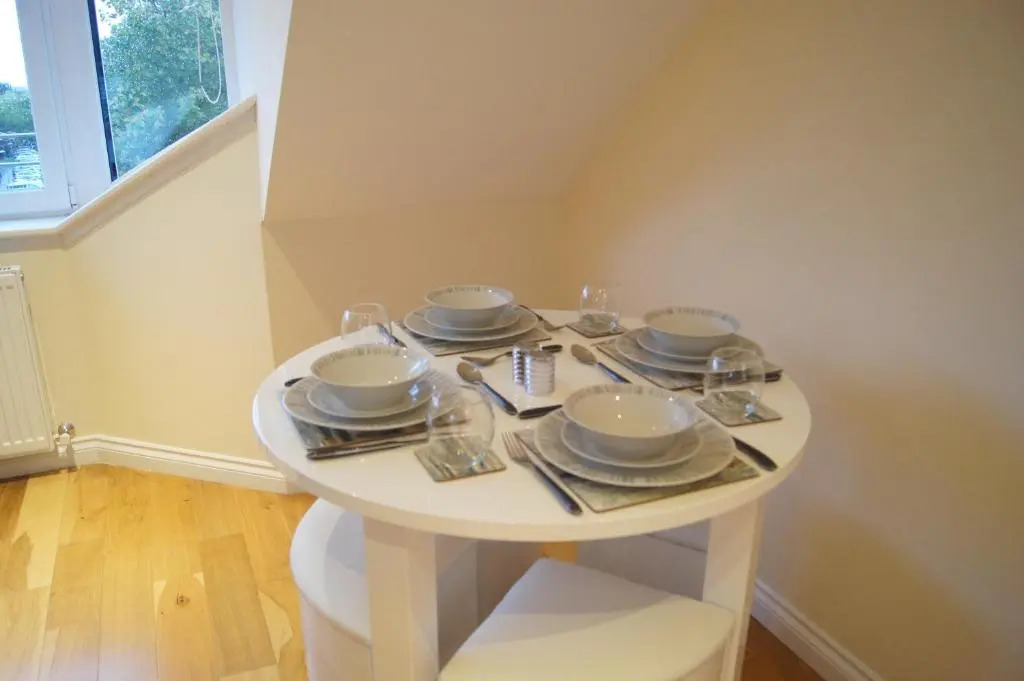 Modern, Cosy Apartment In Bearsden with Private Parking