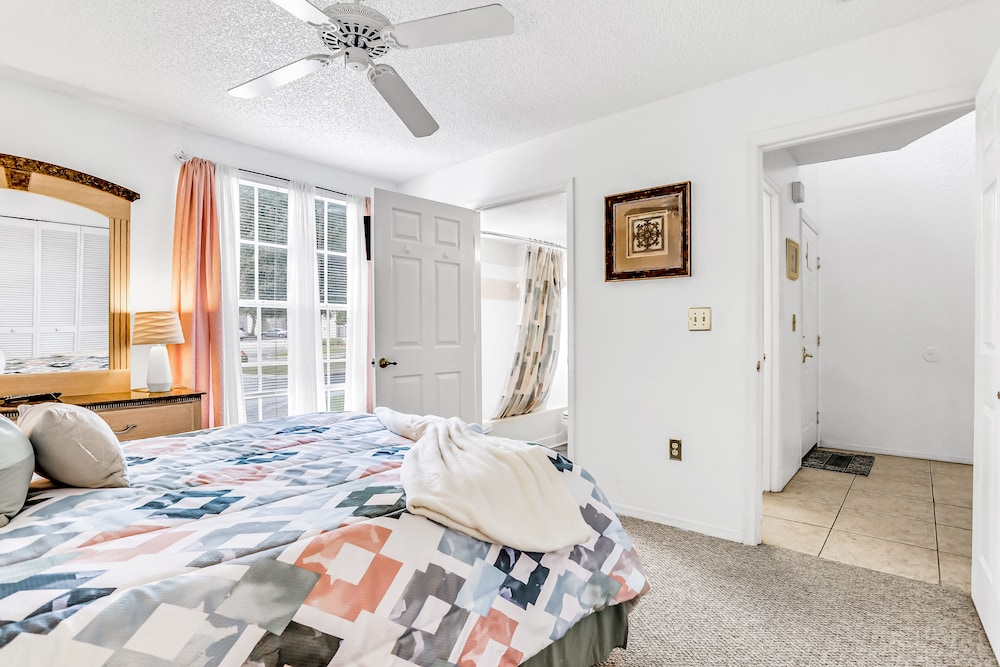 Breezy Townhouse With a Pool, hot Tub, Patio, Central AC, and Washer/dryer