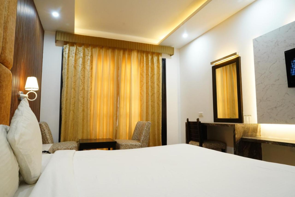 OYO 24912 Hotel Raunak