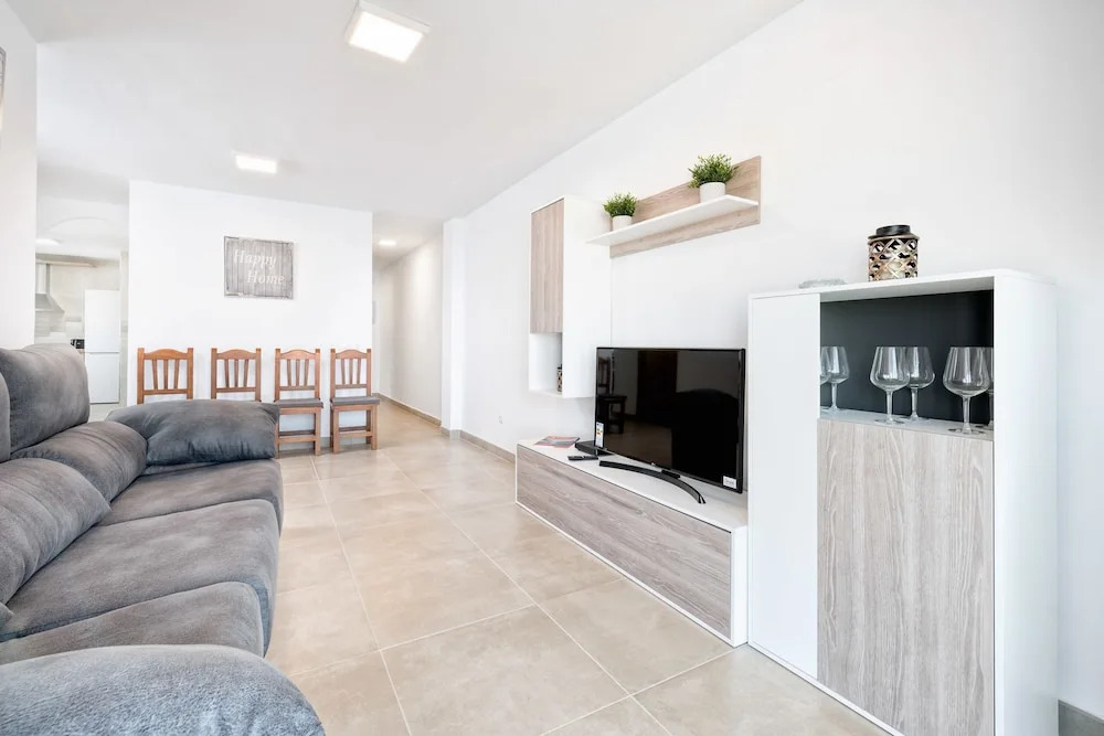 Malaga Station Apartment - Modern Apartment in Málaga Capital, 10 Mins Walk to Beach, Wifi