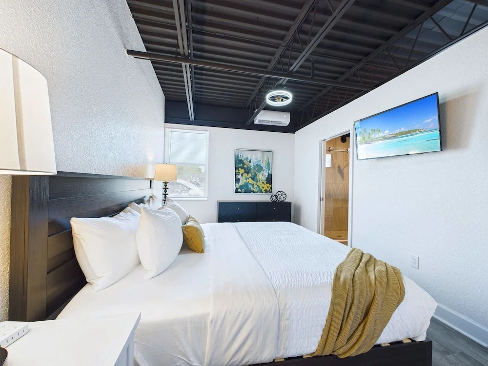 Loft Getaway Near Port Beach -unit 203
