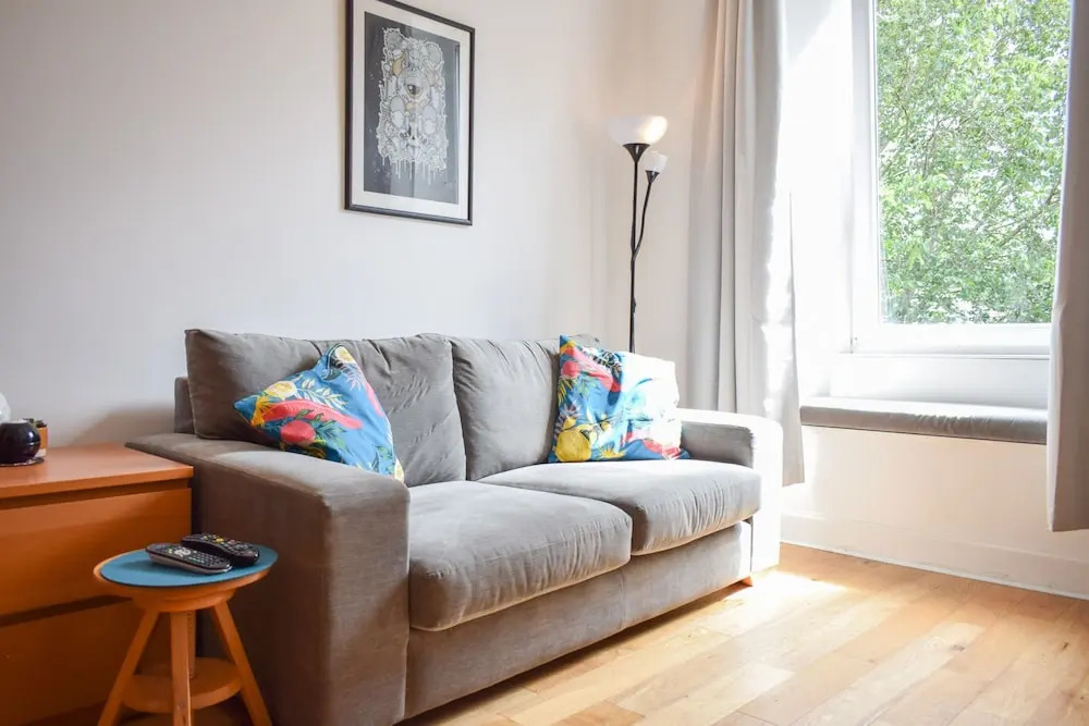 1 Bedroom Apartment in Traditional Edinburgh Tenement